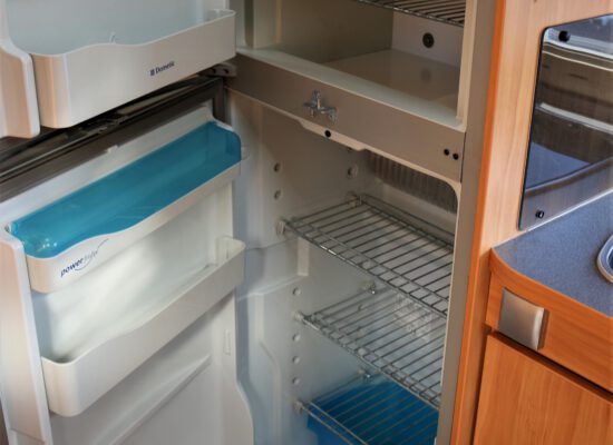 Küche mit Kühlschrank